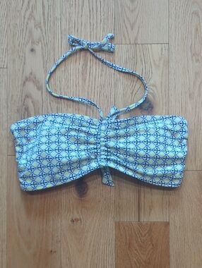 Amiani. Patterned Halter Bikini Top. Size Large.
